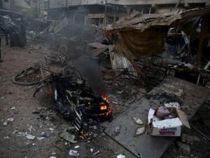 موقع ضربته صواريخ القوات الحكومية السورية في سوق في بلدة دوما يوم الجمعة
