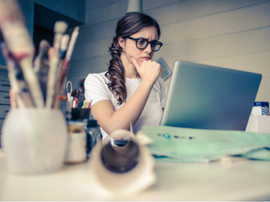 العمل لعدد أكبر من الساعات وبالإضافة إلى الأعباء المنزلية قد يجعل النساء أكثر عرضة للتوتر 