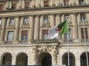 الجزائر تلجأ إلى الصيرفة الإسلامية لامتصاص السيولة من السوق السوداء