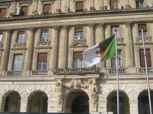 الجزائر تلجأ إلى الصيرفة الإسلامية لامتصاص السيولة من السوق السوداء