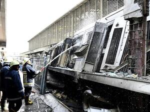 Fire fighters at the scene of a train crash in the Egyptian capital on February 27, 2019. (AFP/Khaled DESOUKI)