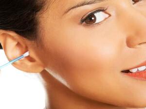 انتبه قبل تنظيف أذنينك.. ما تستعمله قد يكون خطرًا!