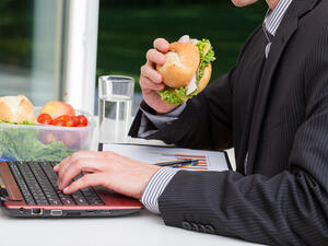 يتسبب الجلوس لفترات طويلة بالعمل في كسب كيلوغرامات إضافية