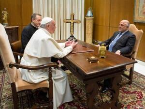 البابا فرنسيس يبحث وضع المسيحيين مع رئيس الوزراء العراقي