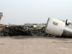 طائرة مدمرة في مطار عدن
