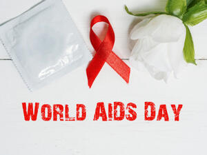 يعيش فيروس الايدز في المني أو في الإفرازات المهبلية التي تدخل إلى الجسم