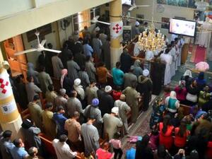 مسيحيون أثناء الصلاة في كنيسة بقرية العور بمحافظة المنيا بمصر 
