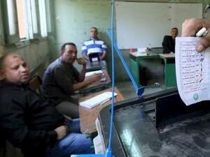 ناخب يدلي بصوته في لجنة للاقتراع في جولة الإعادة في المرحلة الأولى في انتخابات مجلس النواب في مصر في دائرة إمبابة بمحافظة الجيزة
