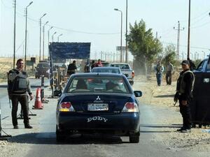 Egyptian police inspect cars at a checkpoint in North Sinai on Jan. 31, 2015. (AFP/File)