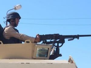 جندي مصري في نقطة تفتيش بالعريش
