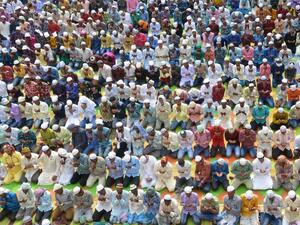 Indian Muslims take part in Eid al-Fitr prayers at the Khairuddin Mosque in Amritsar on June 26, 2017. Muslims around the world are celebrating the Eid festival, marking the end of the fasting month of Ramadan. (Narinder Nanu/AFP)