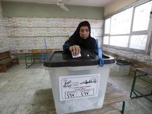 سيدة تدلي بصوتها في جولة الاعادة للمرحلة الأولى من الانتخابات البرلمانية المصرية في منطقة إمبابة بالجيزة
