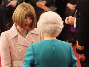 فيديو: رئيسة تحرير مجلة فوغ العالمية تُحرج الملكة اليزابيث
