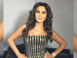 إليسا بفستان أسود مقلم بالذهبي من توقيع "بالمان"