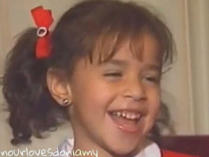 هذه الصورة لطفلة أصبحت اليوم من نجوم الكوميديا والتمثيل في مصر