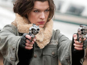 مشهد من فيلم (الشر المقيم)