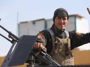 جندي يرفع شارة النصر