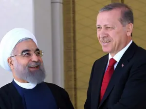 Turkish President Recep Tayyip Erdogan (R) shakes hands with his Iranian counterpart Hassan Rouhani during an official welcoming ceremony at the presidential complex in Ankara on April 16, 2016. (Adem Altan/ AFP)
