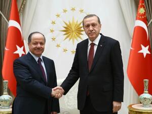 رئيس اقليم كردستان العراق مسعود بارزاني (يسار) مصافحا الرئيس التركي رجب طيب اردوغان
