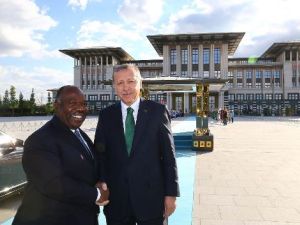 اردوغان مع الرئيس الغابوني علي بونغو امام قصر الرئاسة التركي
