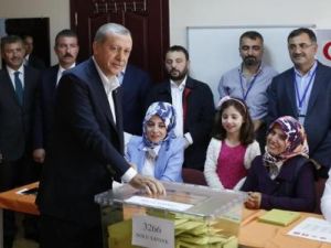 الرئيس التركي رجب طيب إردوغان يدلي بصوته في مركز اقتراع باسطنبول
