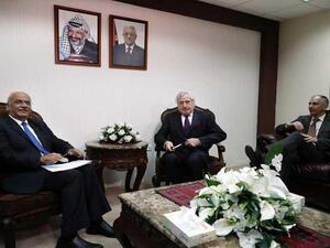 الموفد الخاص الفرنسي الى الشرق الاوسط بيار فيمون خلال لقائه امين سر منظمة التحرير الفلسطينية صائب عريقات في رام الله