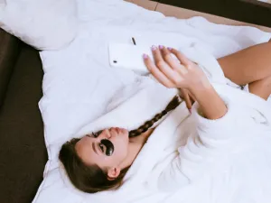 انتفاخ أسفل العين المؤقت غالبًا ما يتسبب في تراكم السوائل تحت العينين (shutterstock.com)