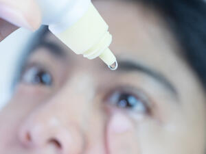 استخدم قطرات خاصة في حال الإصابة بجفاف العين