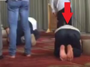 بالفيديو:شاب مصري يصلي في الجامع الأزهر مخالفاً القبلة..والسبب