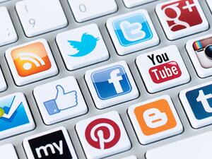 رسوم على مواقع التواصل