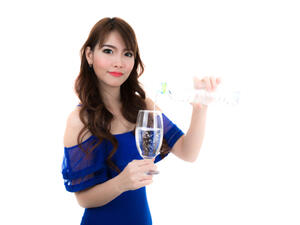 استخدام المياه الغازية على البشرة يساعد على شد الترهلات