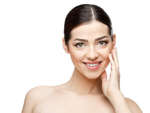 تلعب الماسكات دوراً رئيساً في العناية ببشرة وجهكِ وصحتها