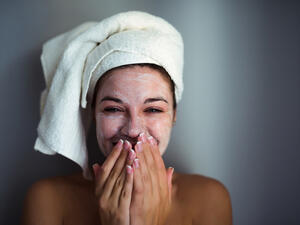 امزجي ملعقة صغيرة من بيكربونات الصود مع ملعقة كبيرة من ماء الورد