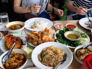 قلل من تناول الأطعمة التي تلبك الأمعاء وتزيد من حموضة المعدة

