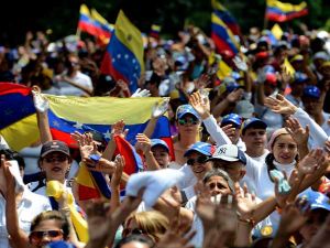 يطالب المتظاهرون بإجراء انتخابات جديدة وعزل الرئيس الاشتراكي مادورو