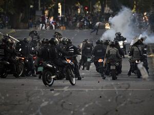 تشهد فنزويلا توترا على خلفية إعلان رئيس البرلمان تنصيب نفسه رئيسا للبلاد