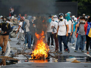 المعارضة في فنزويلا تبدأ إضرابا للضغط على مادورو