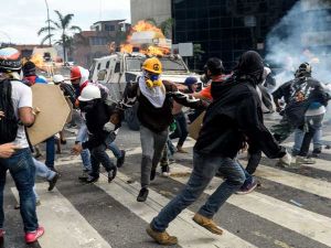 قتيل وعشرات الجرحى خلال تظاهرات ضد الرئيس مادورو في فنزويلا
