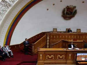 أعضاء في "الجمعية التأسيسية" في فنزويلا يقتحمون قاعة الكونغرس