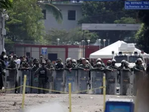 دبلوماسيون كولومبيون يضطرون لمغادرة فنزويلا سيرا على الأقدام