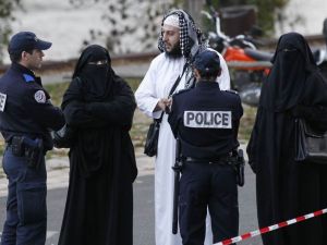 رئيس وزراء فرنسا يعترف بتضاعف الأعمال المعادية للمسلمين