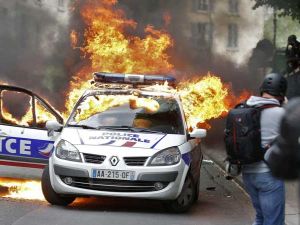اتهام أمريكي في اطار التحقيق بإحراق سيارة للشرطة الفرنسية في باريس