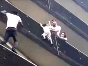  الطفل قد انزلق عمليا من الشرفة وتمسك بطرفها 