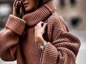 البلوفر التريكو لإطلالة متحررة وجريئة وإحساساً بالدفء والراحة