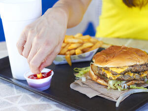 تتضمن الوجبات السريعة على الدهون المشبعة ترفع الكوليسترول السيئ بالجسم