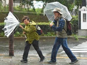 فاضت الأنهار على ضفافها في أجزاء عديدة من اليابان وجرفت القوارب إلى اليابسة 