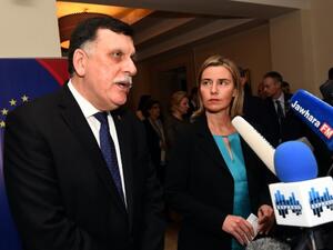 مسؤولة السياسة الخارجية في الاتحاد الاوروبي فدريكا موغريني مع رئيس الوزراء الليبي المقترح فايز السراج
