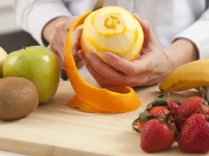 تساعد قشور الخيار على تقليل آلام الرأس والصداع (shutterstock.com)
