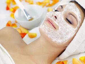 تحتوي أقراص الأسبرين على حمض الأستيل سالسليك الذي يساعد على تهدئة احمرار البشرة  