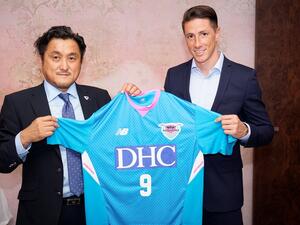 توريس يعرض قميصه الجديد